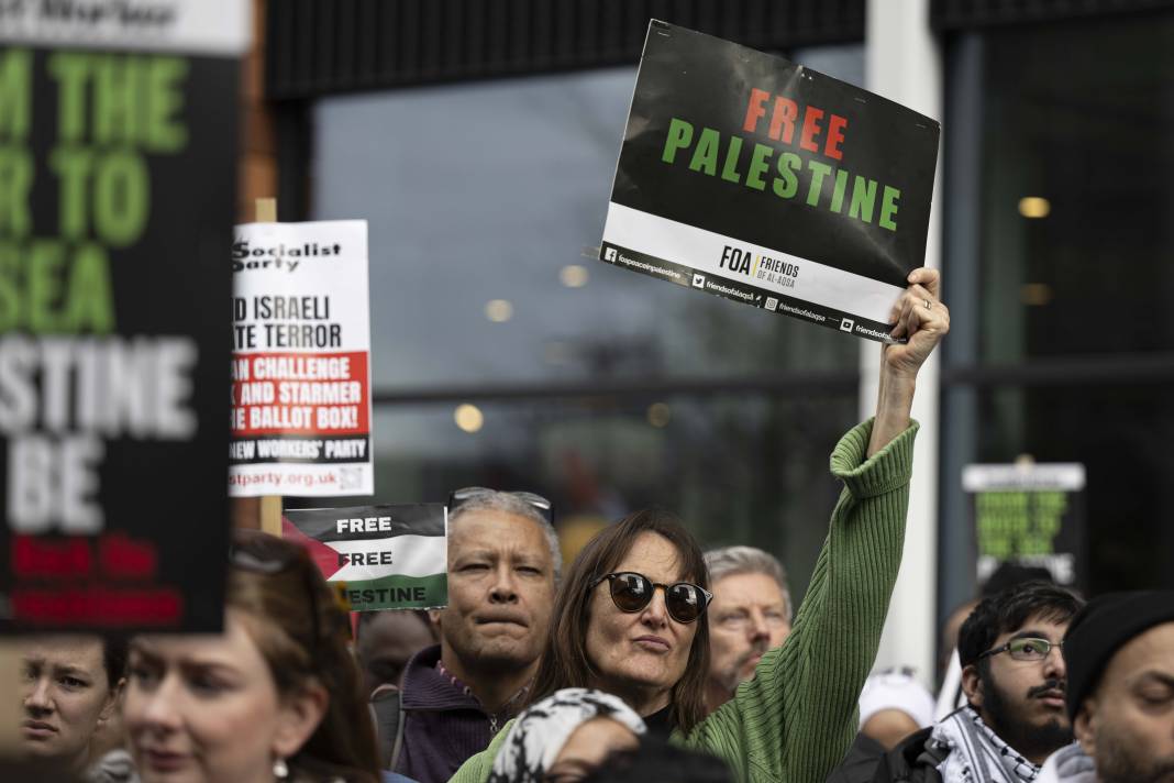 Londra ve Saraybosna'da İsrail protestosu! Binlerce kişi sokaklara döküldü 5